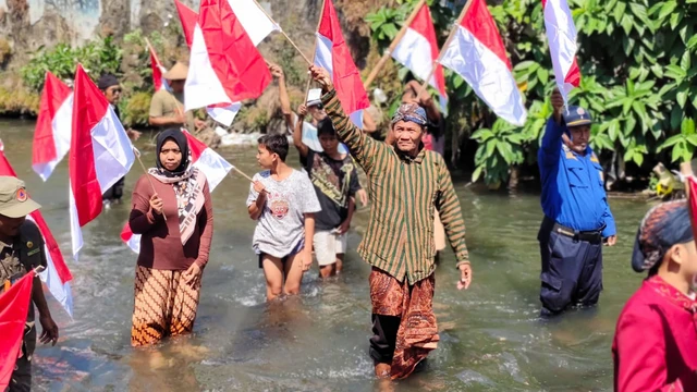 Warga Sekitar Kali Code Yogyakarta Kibarkan Bendera Merah Putih